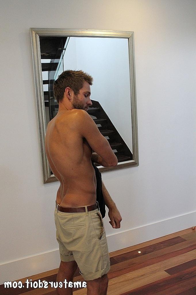 20P O amador gay barbudo sexy Rick Chester mostra seus músculos e posa de cueca