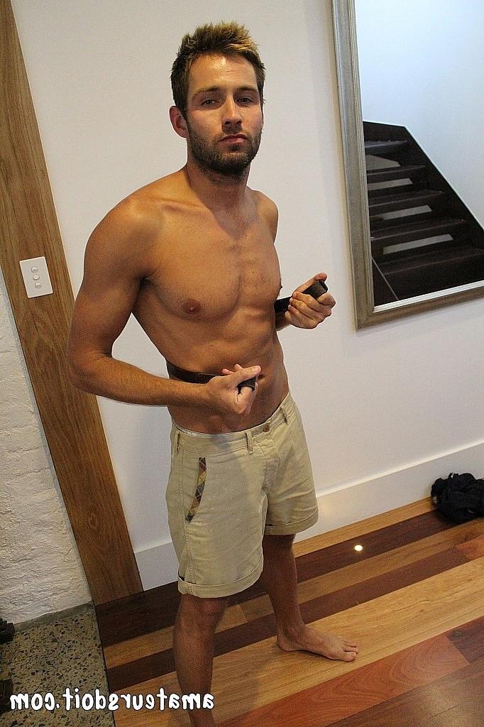 20P O amador gay barbudo sexy Rick Chester mostra seus músculos e posa de cueca