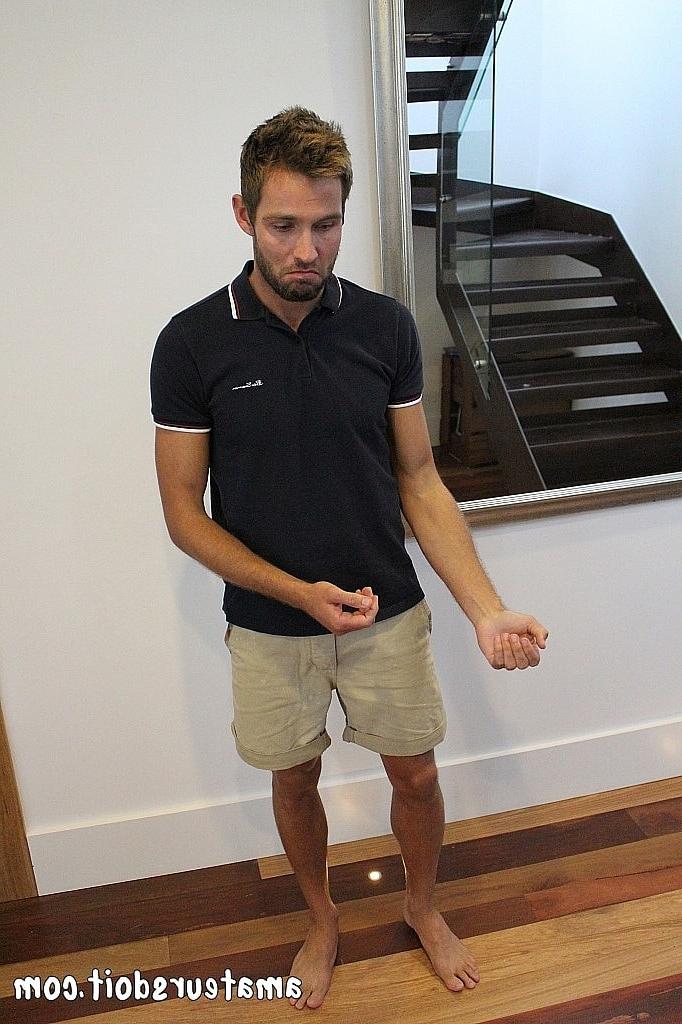 20P O amador gay barbudo sexy Rick Chester mostra seus músculos e posa de cueca
