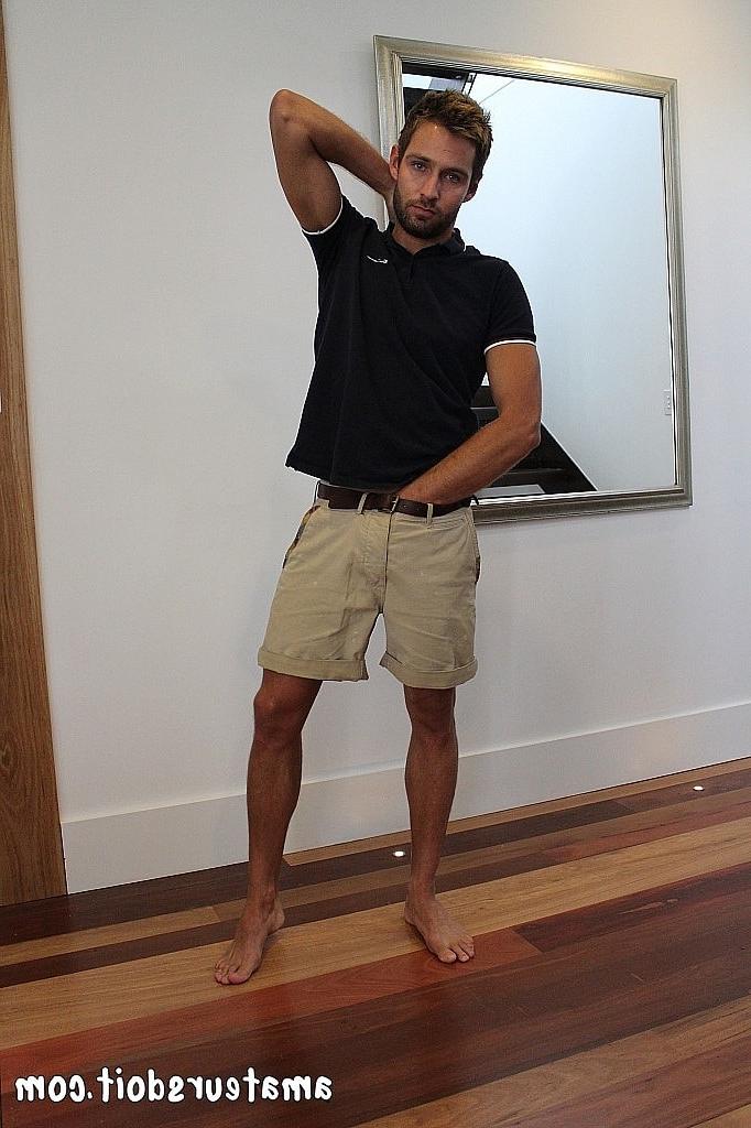 20P O amador gay barbudo sexy Rick Chester mostra seus músculos e posa de cueca
