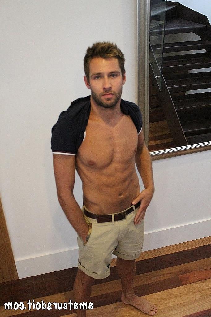 20P O amador gay barbudo sexy Rick Chester mostra seus músculos e posa de cueca