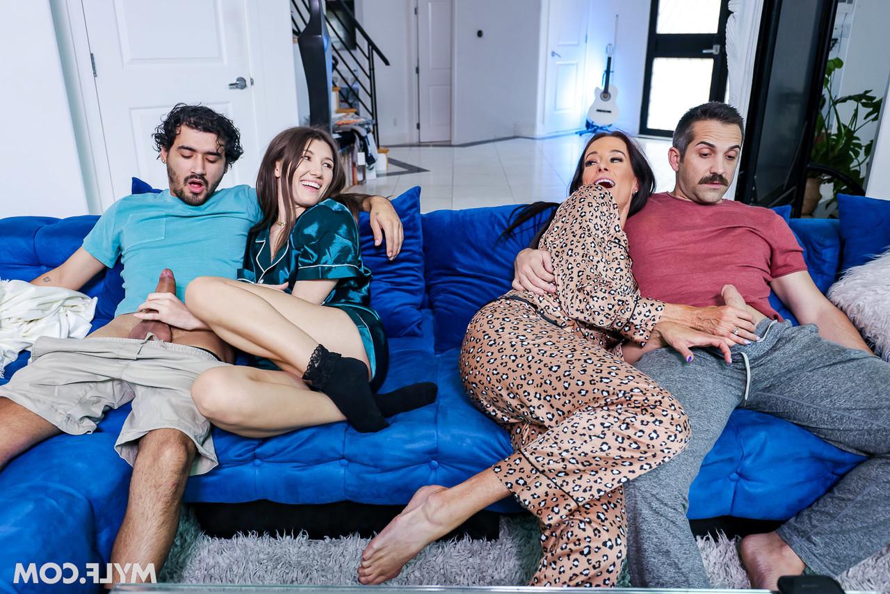 20P La MILF Sofie Marie et la jeune Maya Woulfe chevauchent des bites bien raides dans un quatuor sur le canapé.