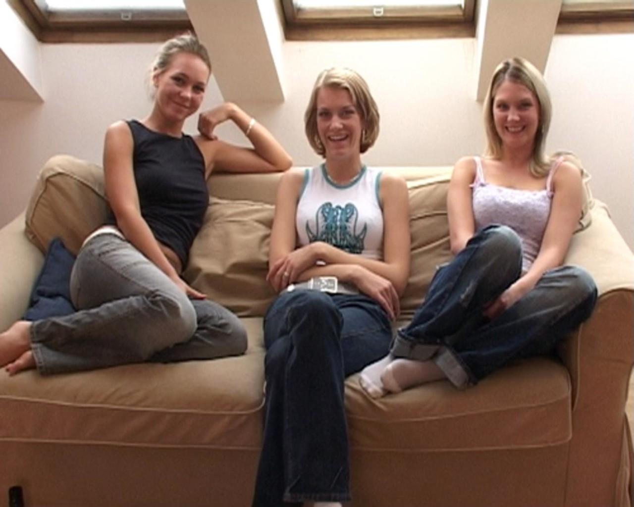 16P Blonde Lesben mit großen Titten lecken sich gegenseitig die leckeren Fotzen aus