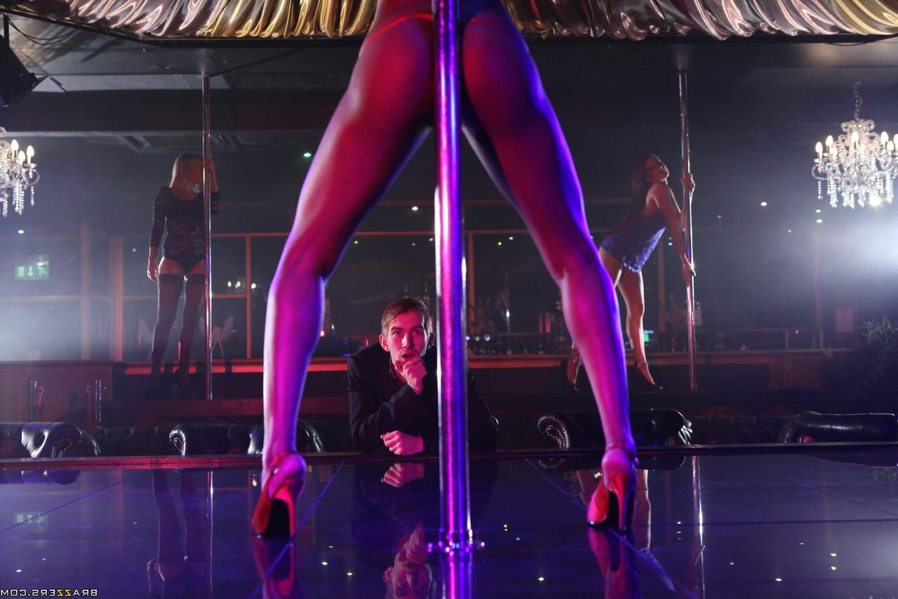 20P La strip-teaseuse ébène Jasmine Webb chevauche une grosse bite blanche en levrette après l'avoir sucée.