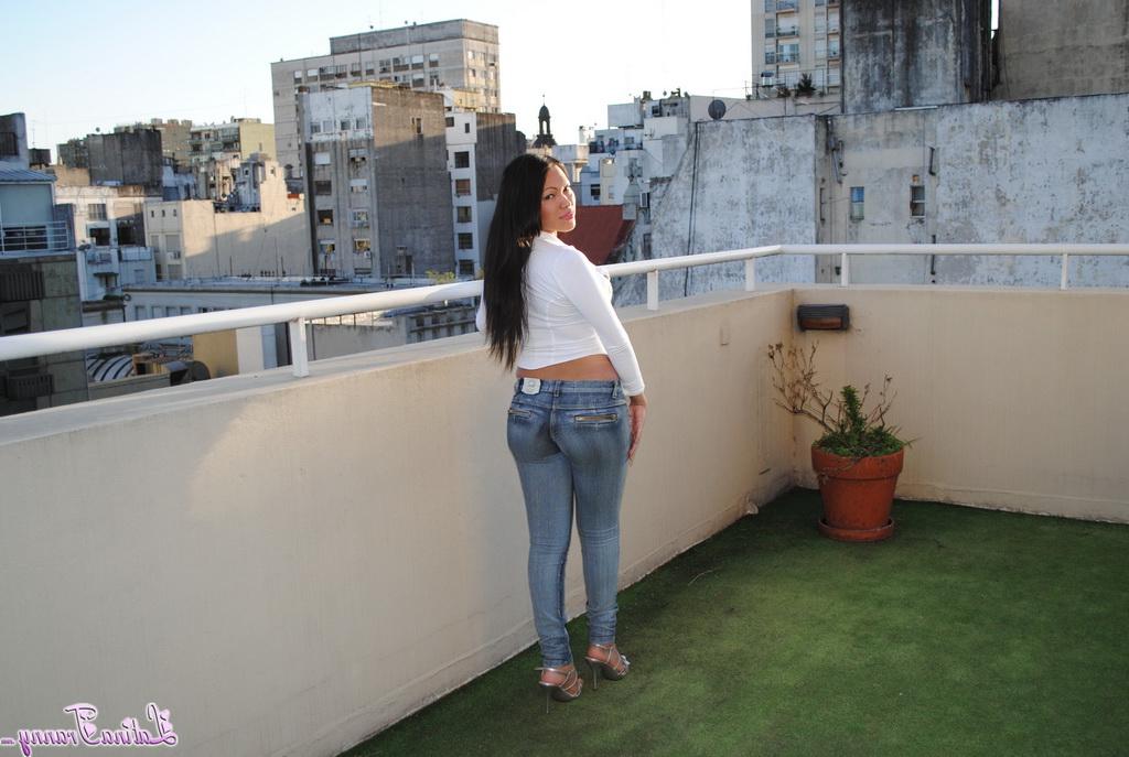 12P Latina Tranny estrelando Sexy Teresa At The Balcony XXX Fotos pornográficas
