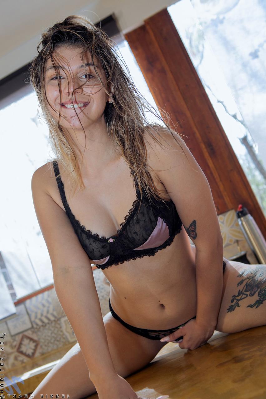 20P A gata adolescente sexy Jessie Heart tira a roupa e exibe seu espólio e buceta inchada