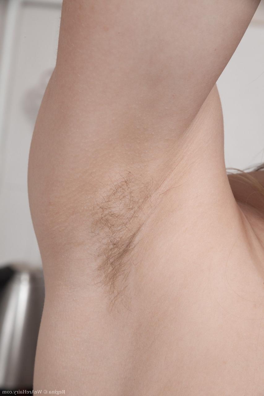 20P A esposa amadora magra Regina exibe sua bunda incrível e toca seu regalo peludo