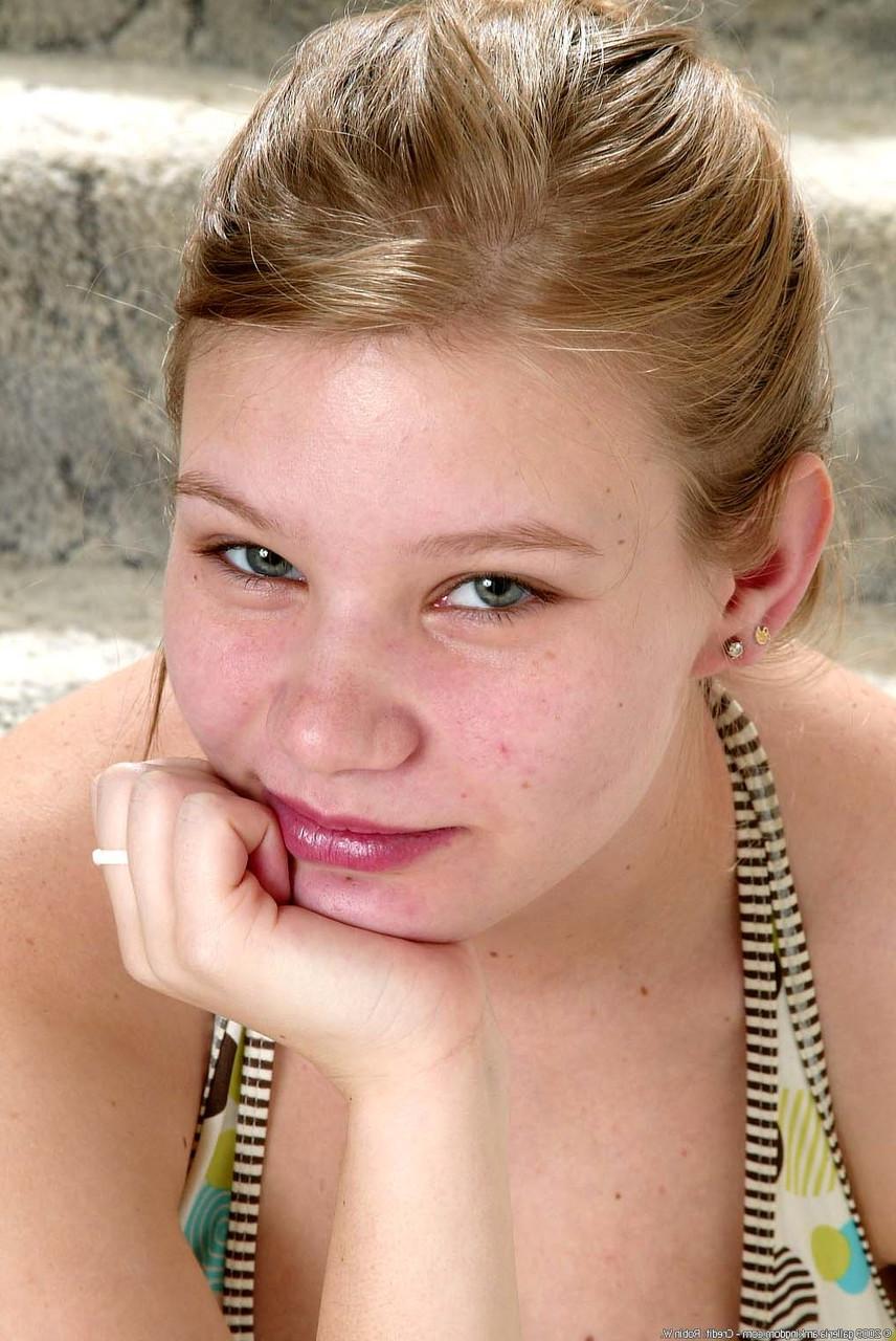 20P La joven embarazada sarah exponiendo sus enormes areolas y su coño rosado en las escaleras