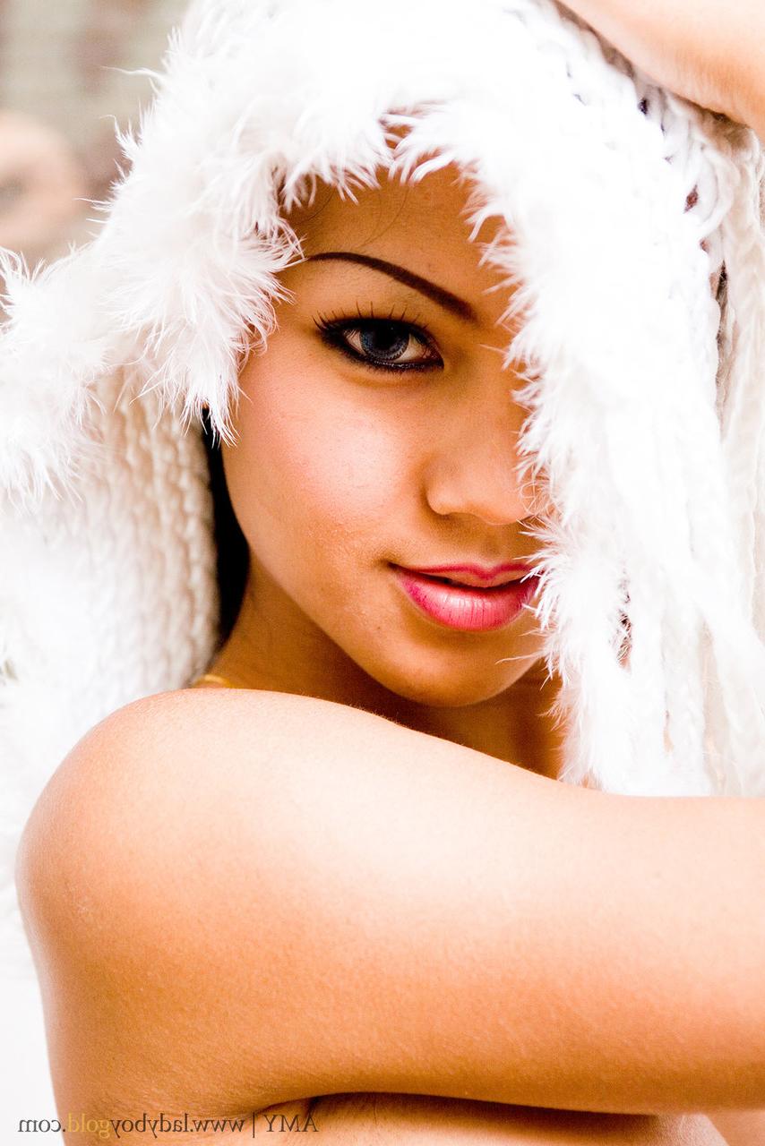 17P Jolie ladyboy avec de beaux seins montrant son cul et jouant avec sa bite