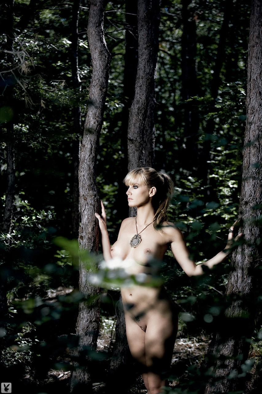 11P Die blonde Centerfold-Schönheit Barbara Zatler posiert erotisch nackt im Freien