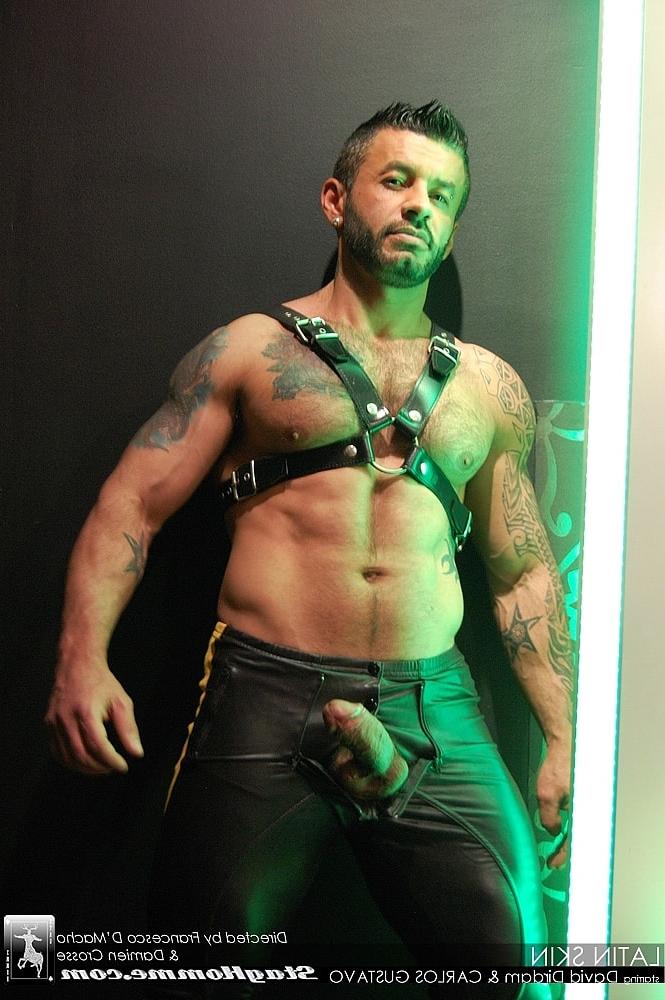 20P Los culturistas gays vestidos de cuero Carlos Gustavo y David Dirdam follan apasionadamente