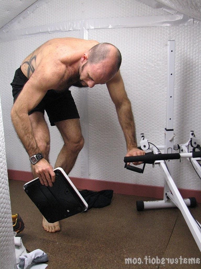 17P Mature hunk Aaron Kink unveils his hairy body & masturbates at the gym