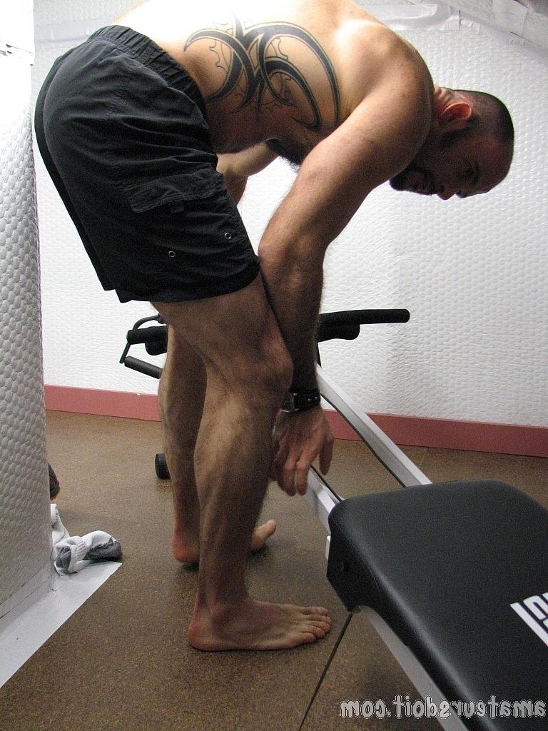 17P Mature hunk Aaron Kink unveils his hairy body & masturbates at the gym
