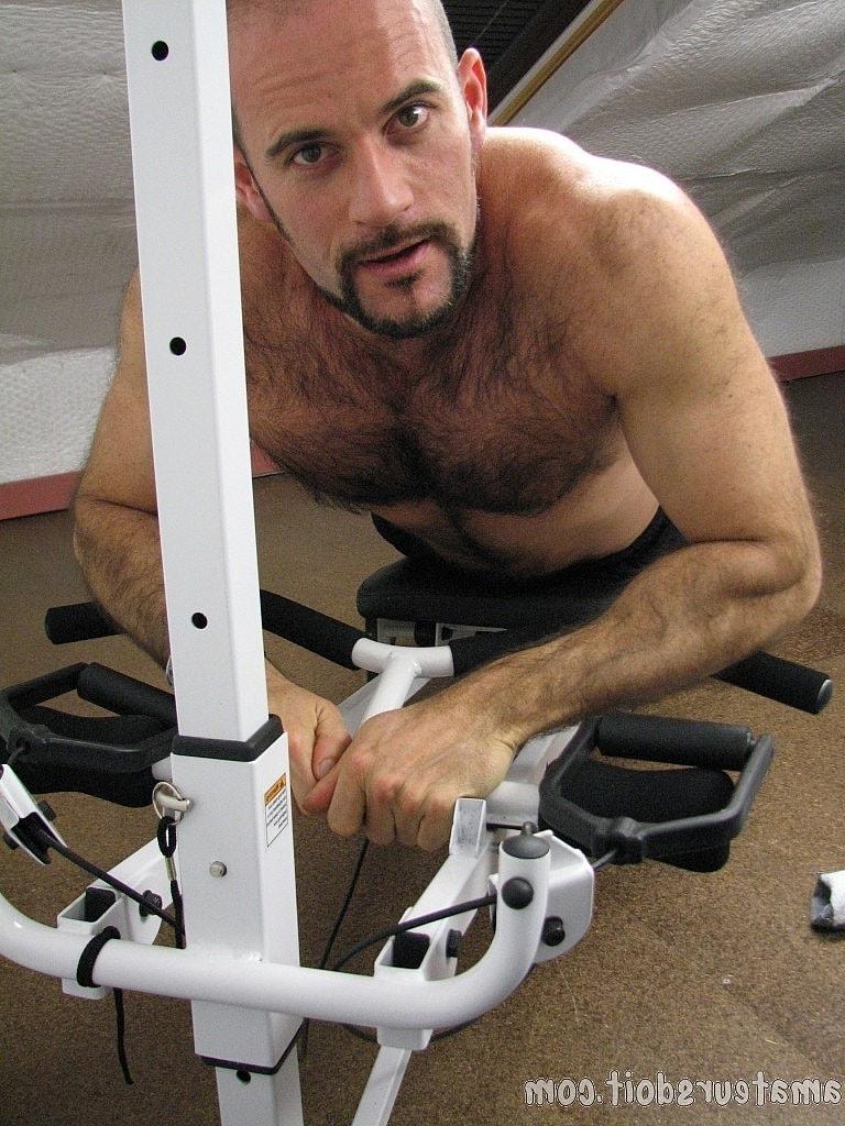 17P Mature hunk Aaron Kink unveils his hairy body & masturbates at the gym