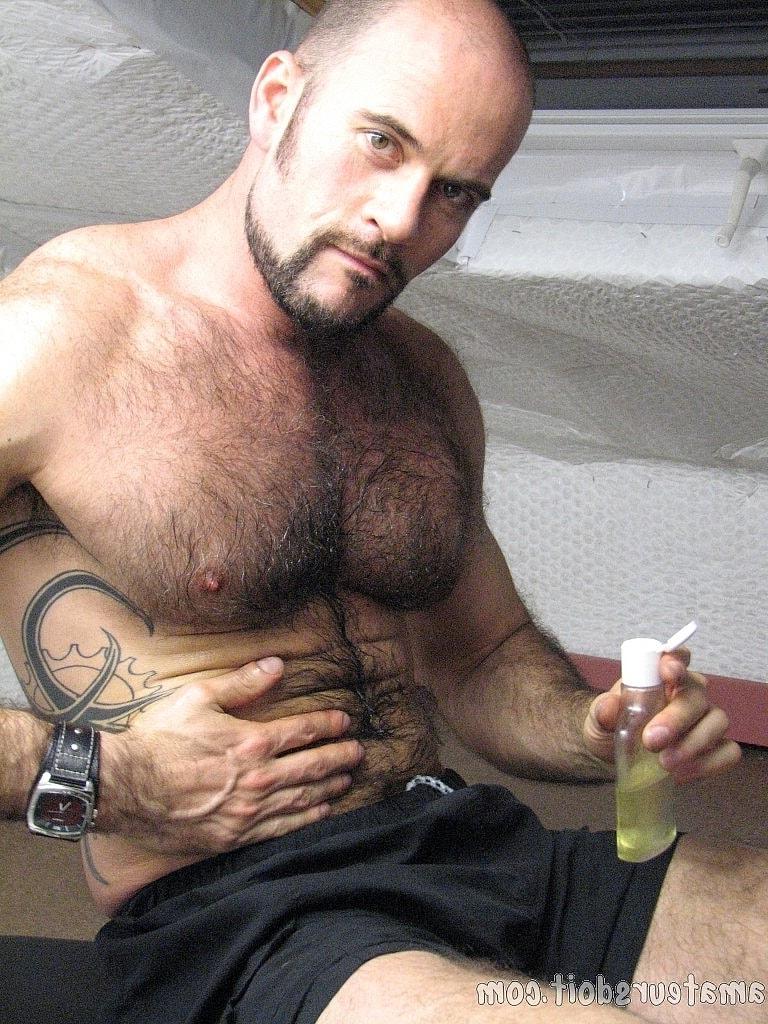 17P Mature hunk Aaron Kink unveils his hairy body & masturbates at the gym