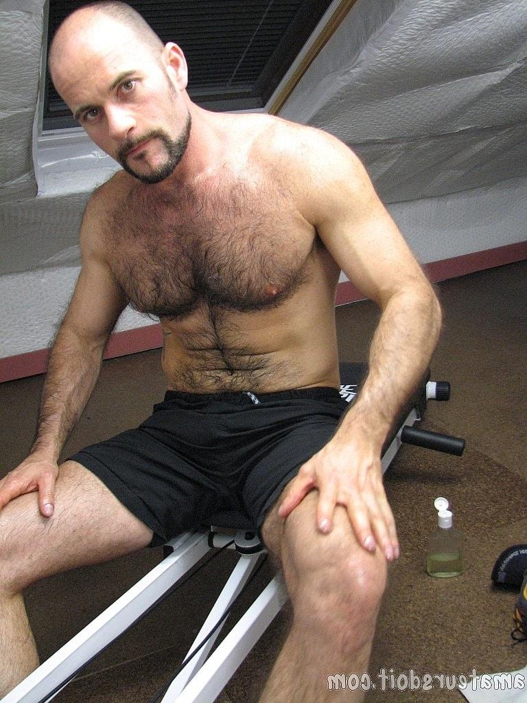 17P Mature hunk Aaron Kink unveils his hairy body & masturbates at the gym