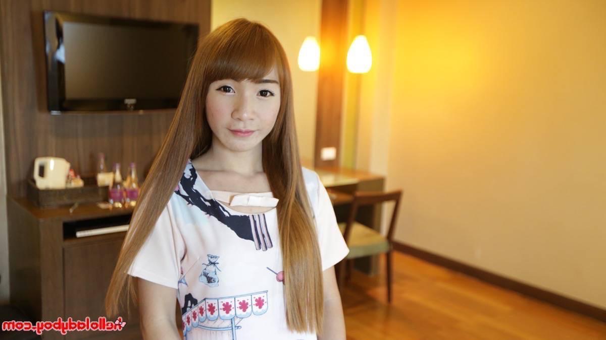 12P Hello Ladyboy avec des photos nues de Yuri
