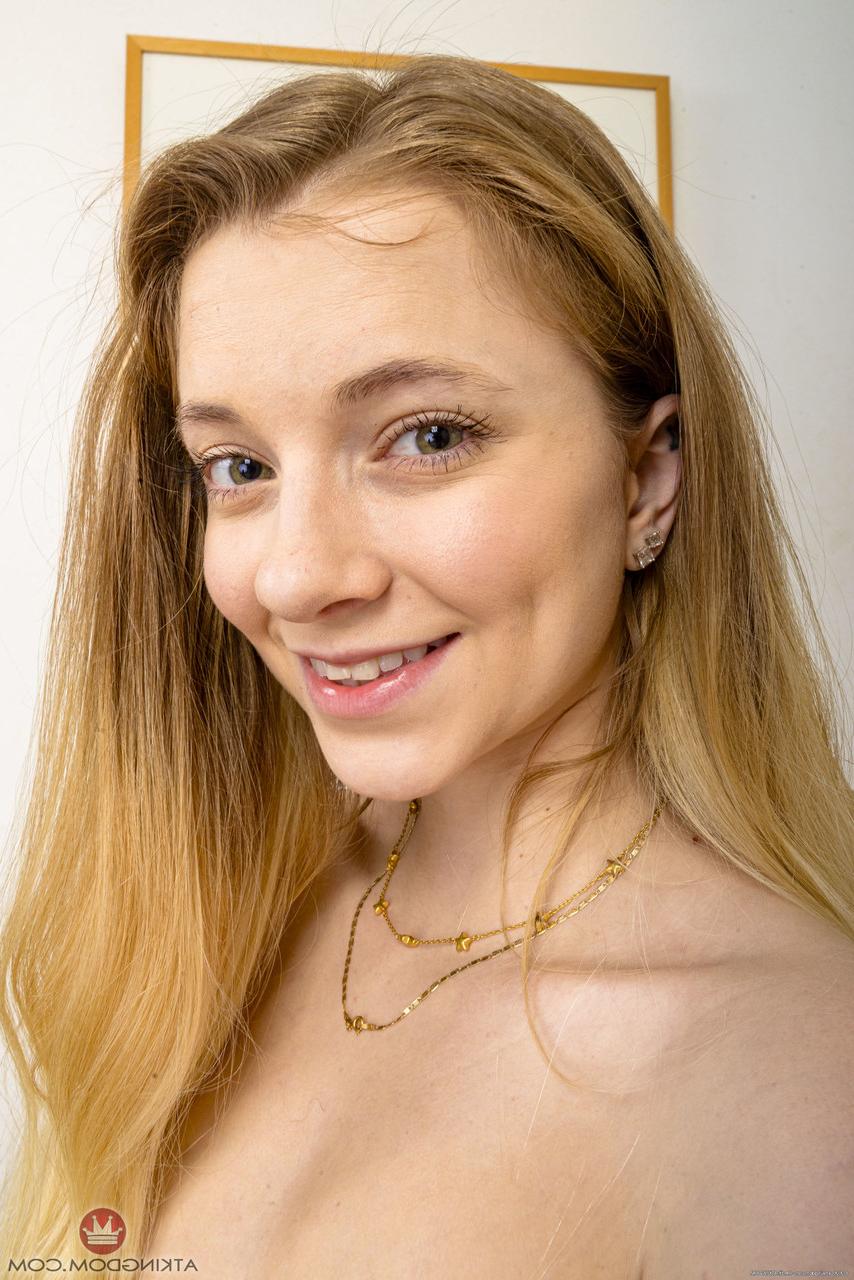 20P Die schlanke Teenagerin Riley Star hebt ihr Kleid hoch und spreizt ihre leckere geschwollene Möse