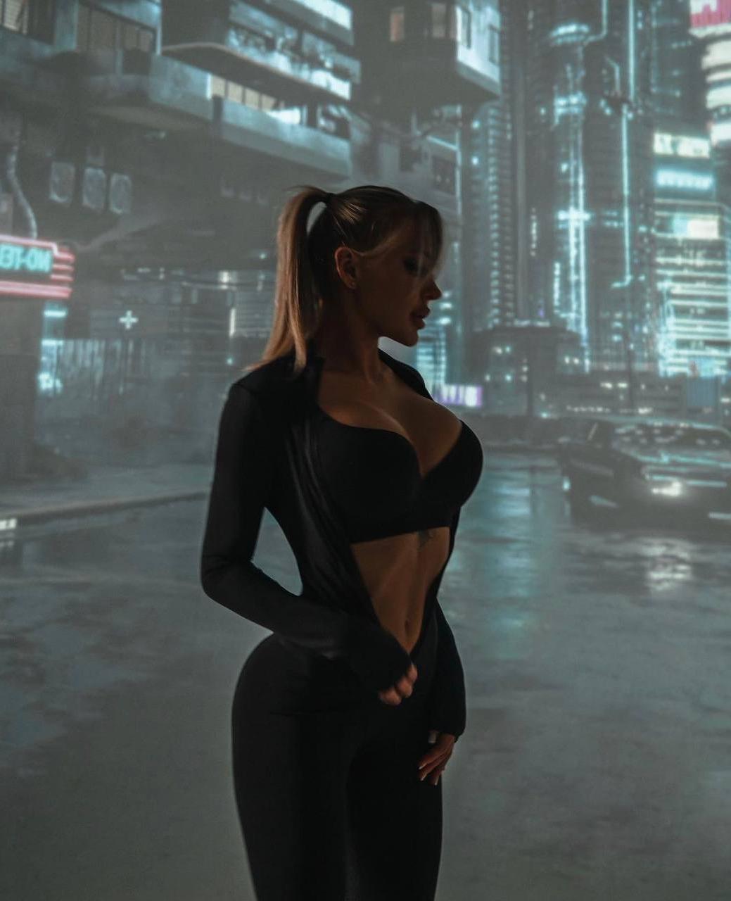 12P La muñeca caliente de Onlyfans Victoria Broshkina posa con su lencería sexy en el espejo