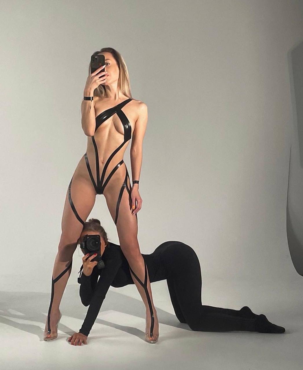 12P La muñeca caliente de Onlyfans Victoria Broshkina posa con su lencería sexy en el espejo