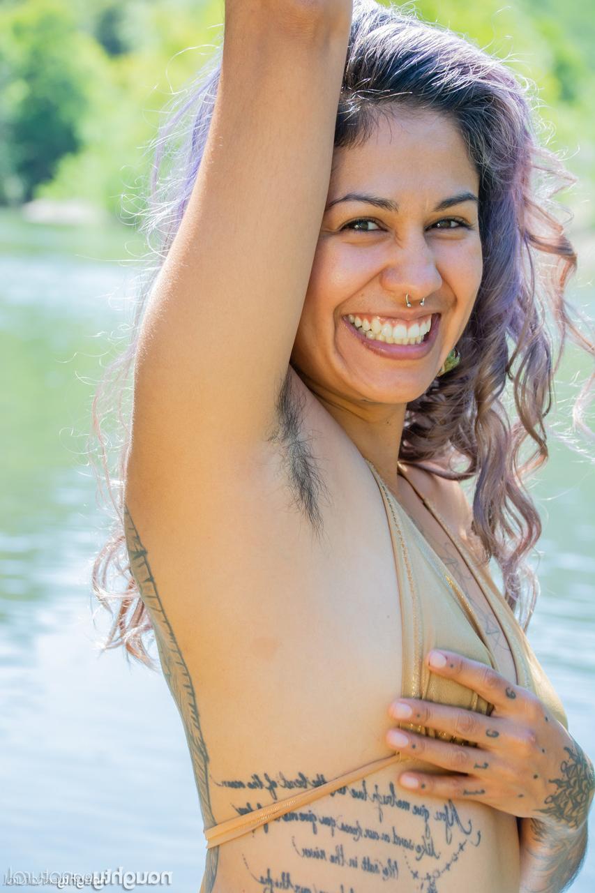 20P Die bezaubernde Amateur-Hottie Muxer Diosa zieht sich im Fluss aus und zeigt ihren haarigen Körper