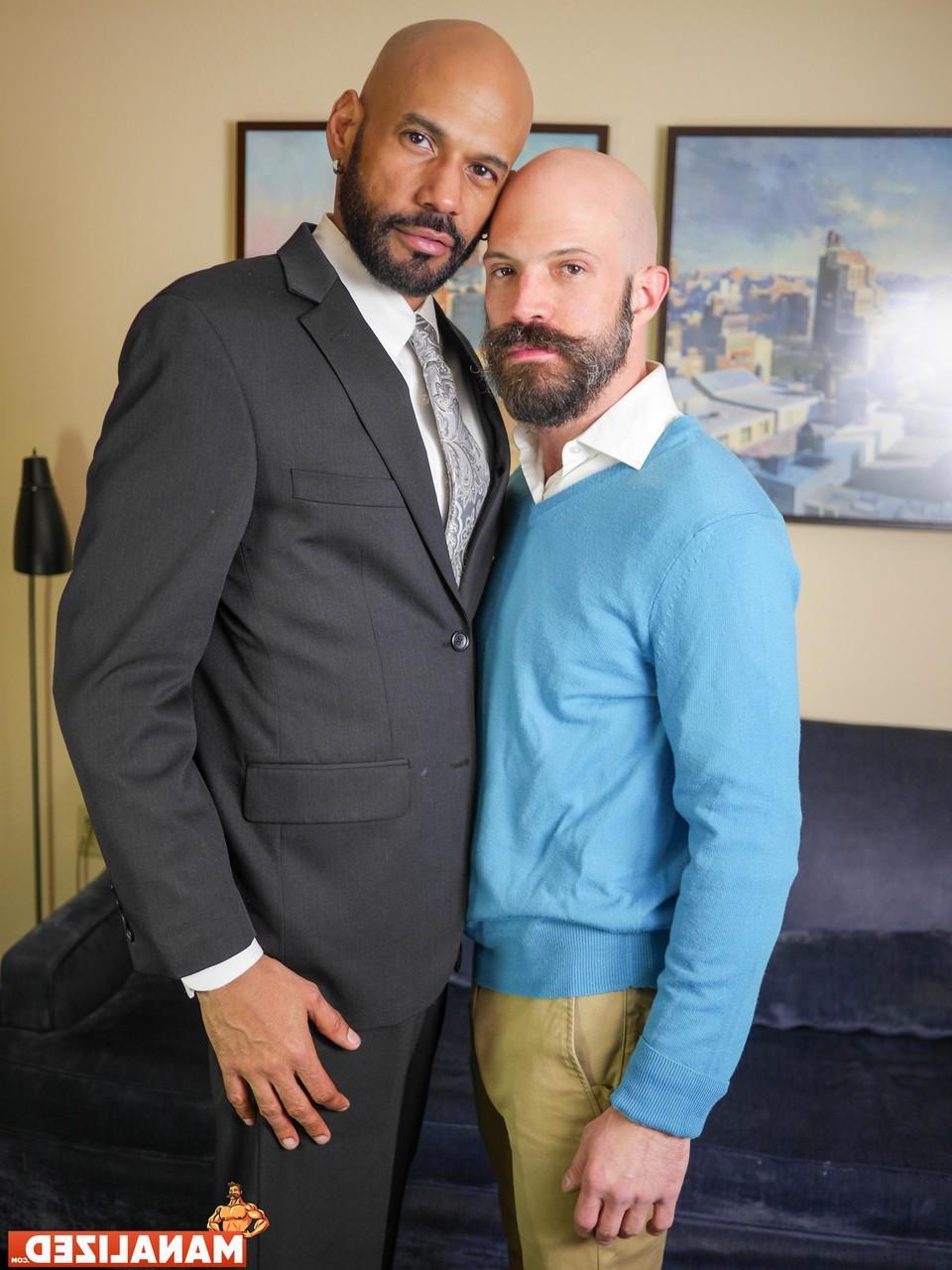 20P Homens gays pendurados Saul Leinad e Mickey Carpathio fazem sexo anal hardcore