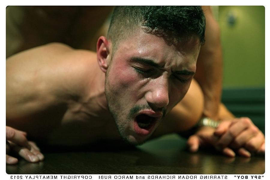20P Os gays musculosos e gostosos Marco Rubi e Rogan Richards batem profundamente em uma mesa