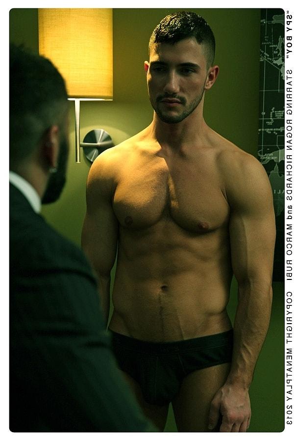 20P Os gays musculosos e gostosos Marco Rubi e Rogan Richards batem profundamente em uma mesa