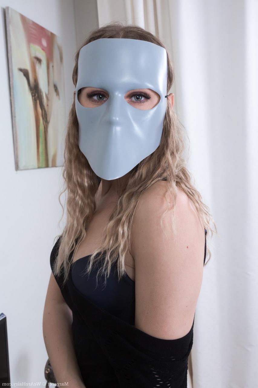 20P Gata excitada com peitos pequenos Margaret exibe sua vulva peluda e a toca