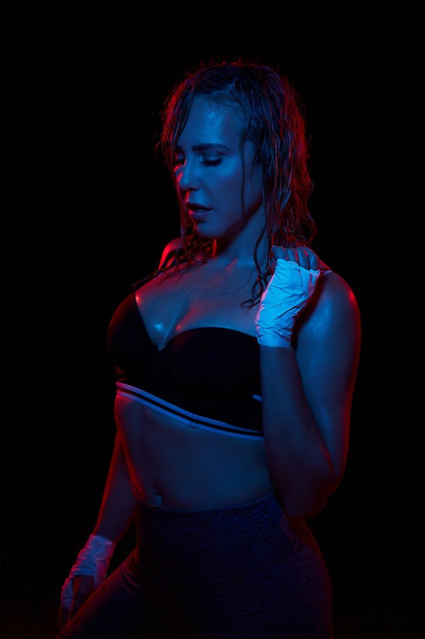 12P Famous babe photographer Holly Randall goes topless during a sweaty workout