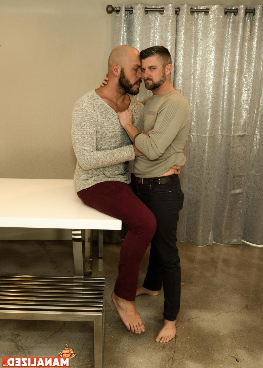 20P El musculoso gay Parker Logan disfruta del sexo anal duro con un masajista caliente