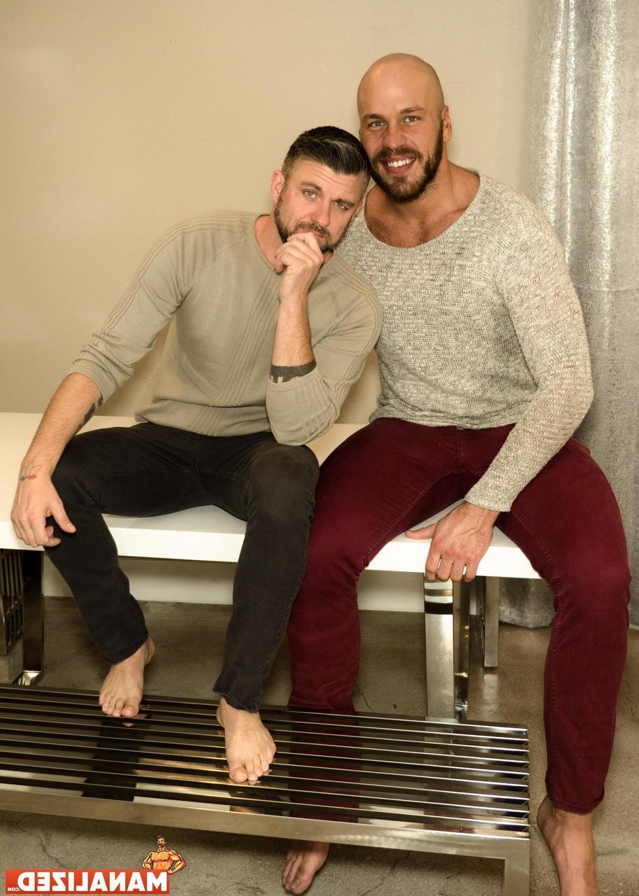 20P El musculoso gay Parker Logan disfruta del sexo anal duro con un masajista caliente