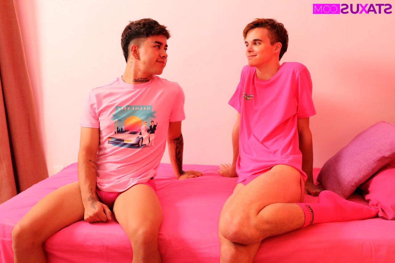 15P Die weibliche Schönheit Nathan Devos wird von der schwulen Hottie Angel Black in den Arsch gefickt