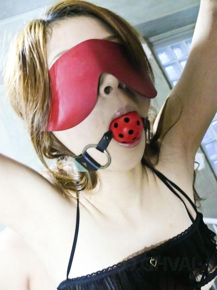 16P La japonesa Rika Aina es amordazada y con los ojos vendados antes de ser masturbada