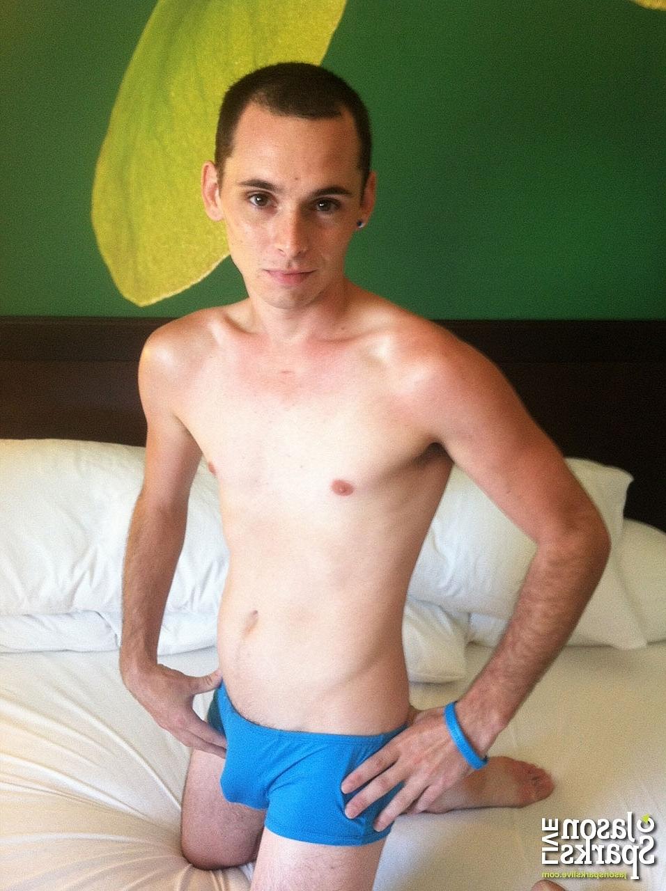 20P Elliott Vance et Tyler Page, mecs gays maigres et coquins, sont assis l'un sur la bite de l'autre.