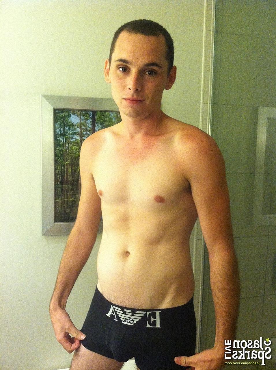 20P Elliott Vance et Tyler Page, mecs gays maigres et coquins, sont assis l'un sur la bite de l'autre.