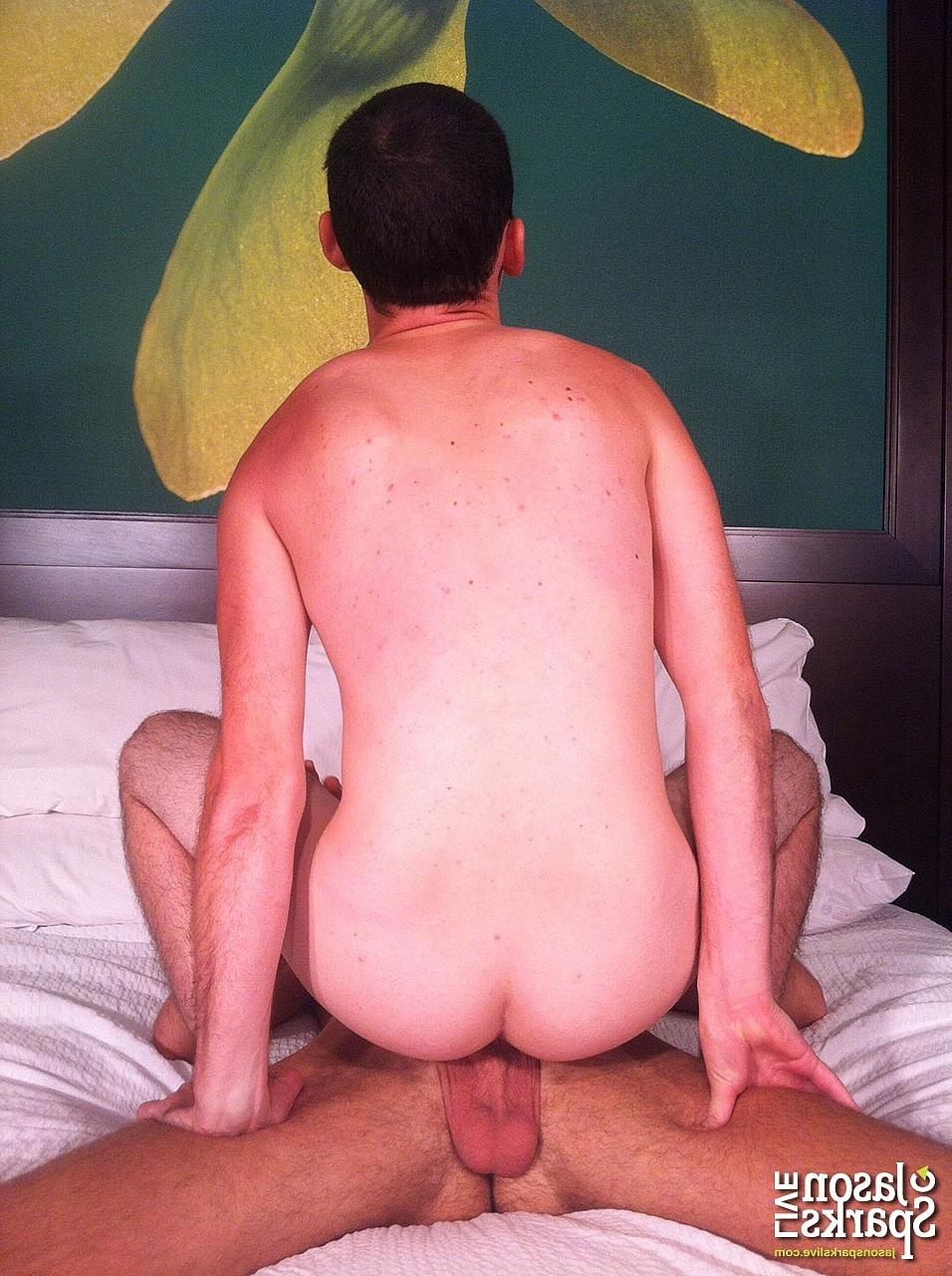 20P Elliott Vance et Tyler Page, mecs gays maigres et coquins, sont assis l'un sur la bite de l'autre.