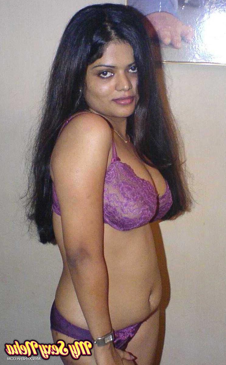 15P Pequena garota indiana revela grandes naturais depois de remover jeans
