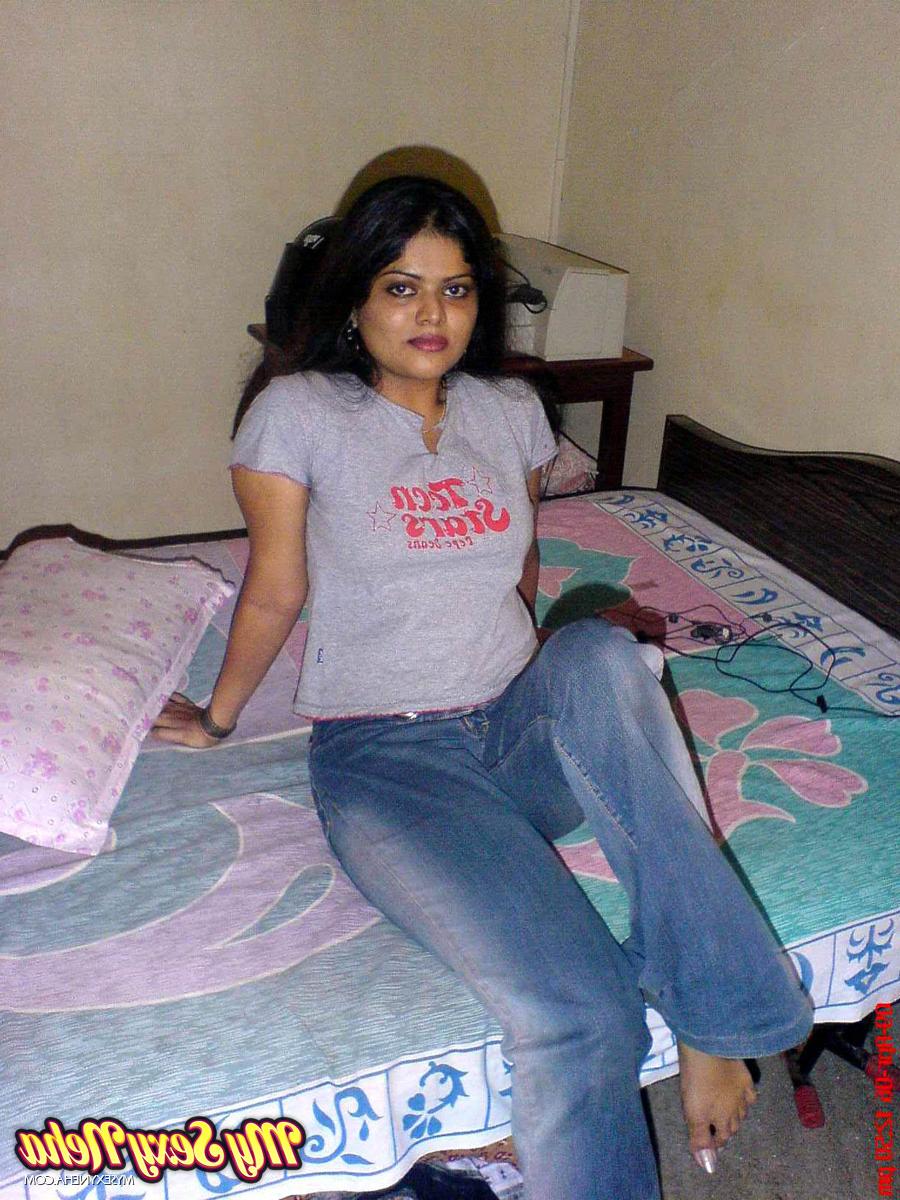 15P Pequena garota indiana revela grandes naturais depois de remover jeans