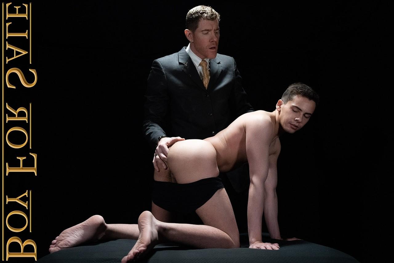 20P Le grand maître gay mature et cruel Legrand joue avec les tétons et le trou du cul du garçon Aidan