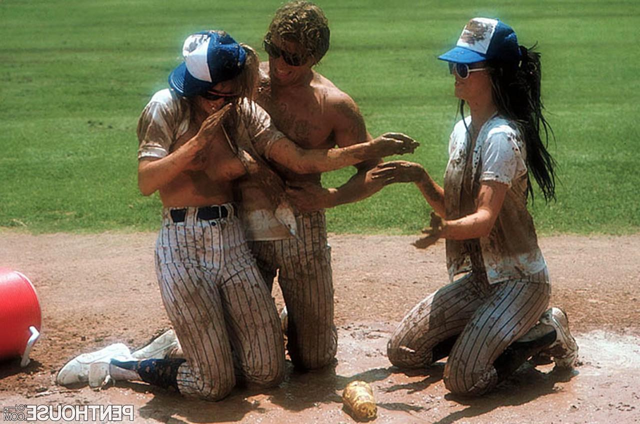 11P Las chicas sexy Christa y Janine Lindemulder son folladas por un jugador de béisbol