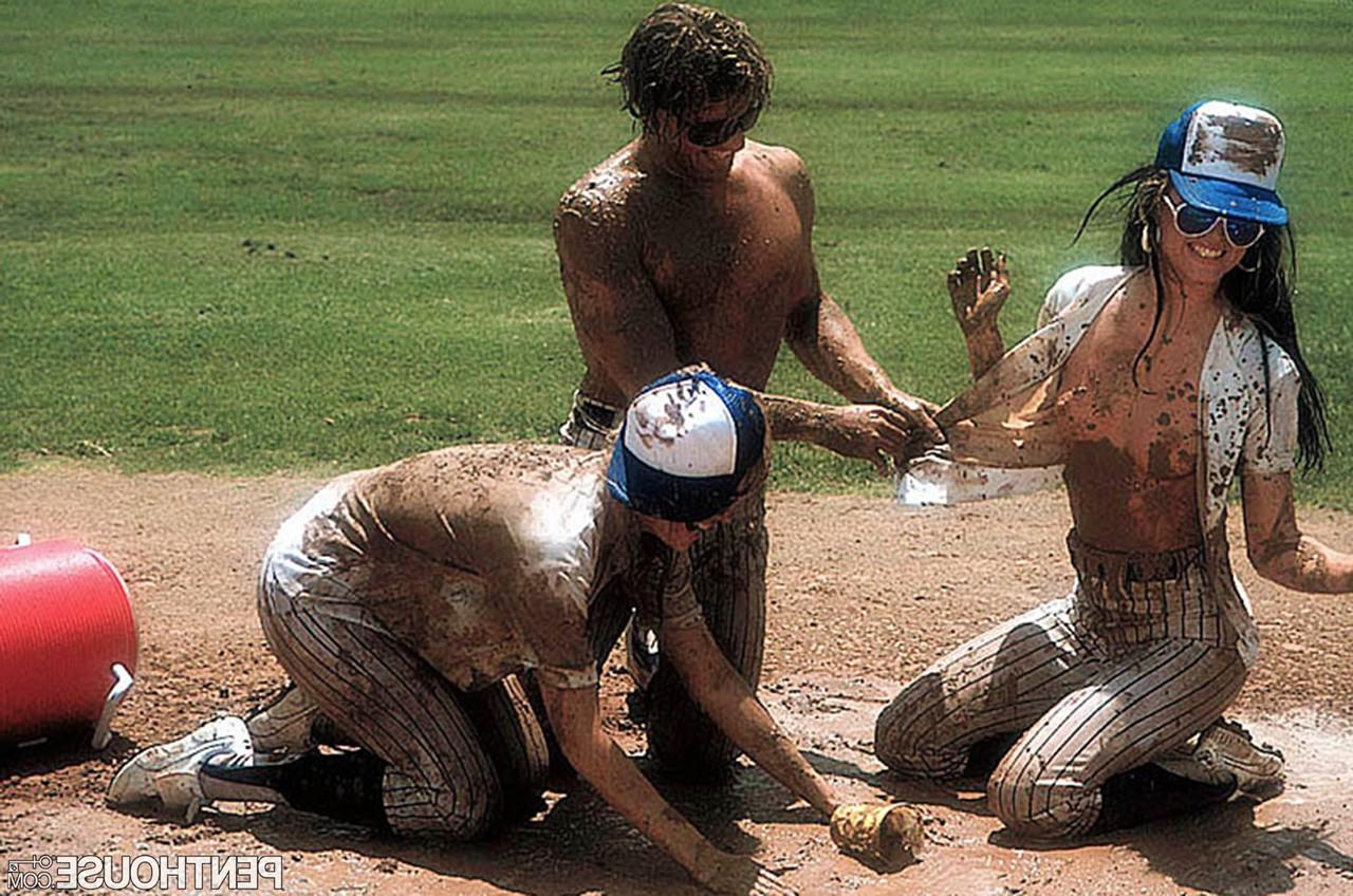 11P Las chicas sexy Christa y Janine Lindemulder son folladas por un jugador de béisbol