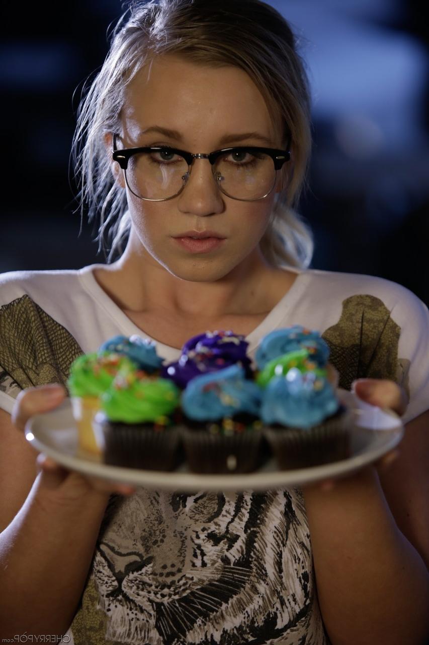 20P La jeune ringard Bailey Brooke séduit son voisin musclé pour avoir sa grosse bite.