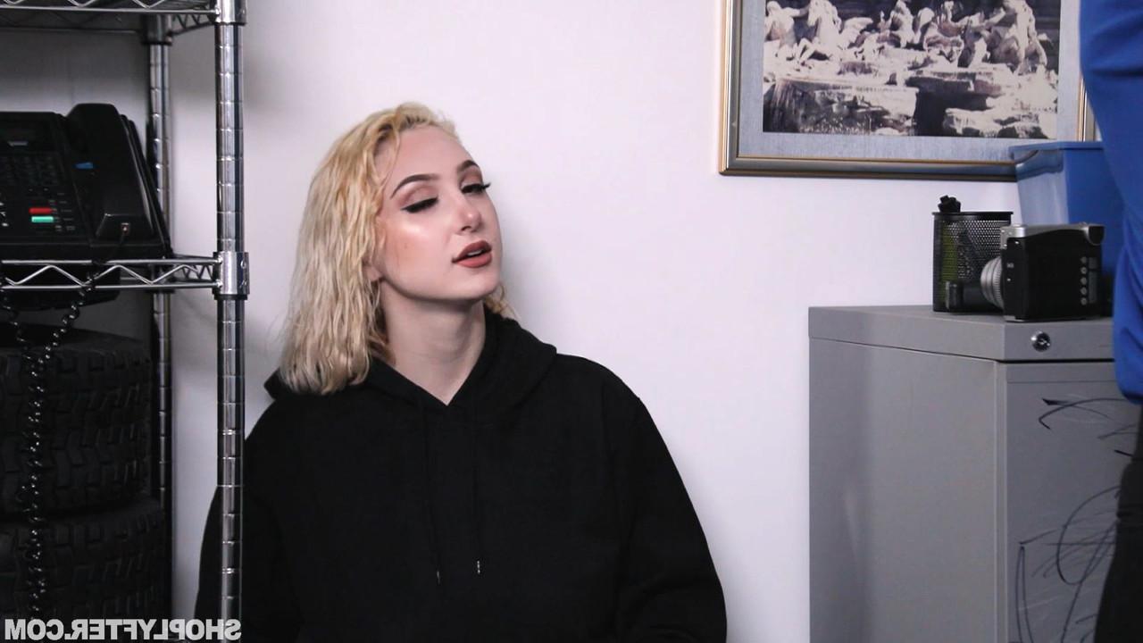 20P A ladrão de lojas naturalmente peituda Skylar Vox é brutalmente fodida doggystyle