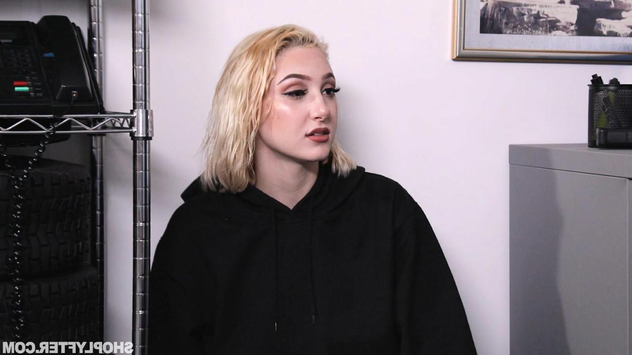 20P A ladrão de lojas naturalmente peituda Skylar Vox é brutalmente fodida doggystyle