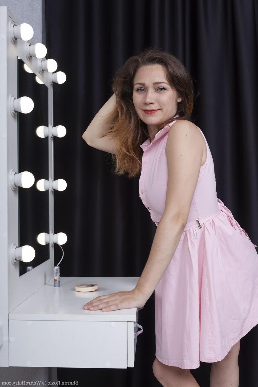 20P La belle brune Sharon Rosie expose son gros butin et sa chatte très poilue.