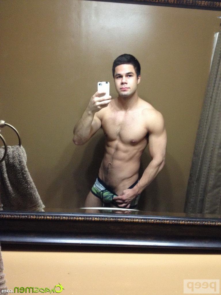 20P El dulce gay Cruz posa desnudo y se burla de sus músculos y su gran polla