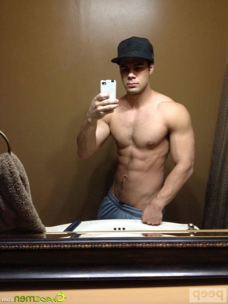 20P El dulce gay Cruz posa desnudo y se burla de sus músculos y su gran polla