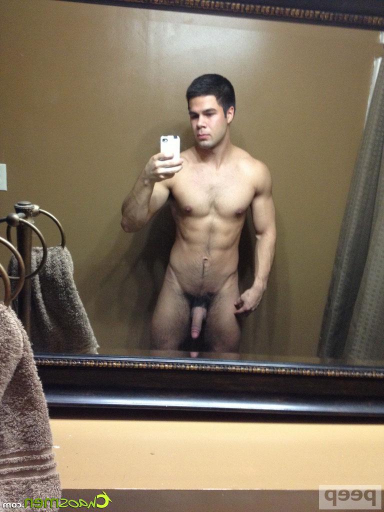 20P El dulce gay Cruz posa desnudo y se burla de sus músculos y su gran polla