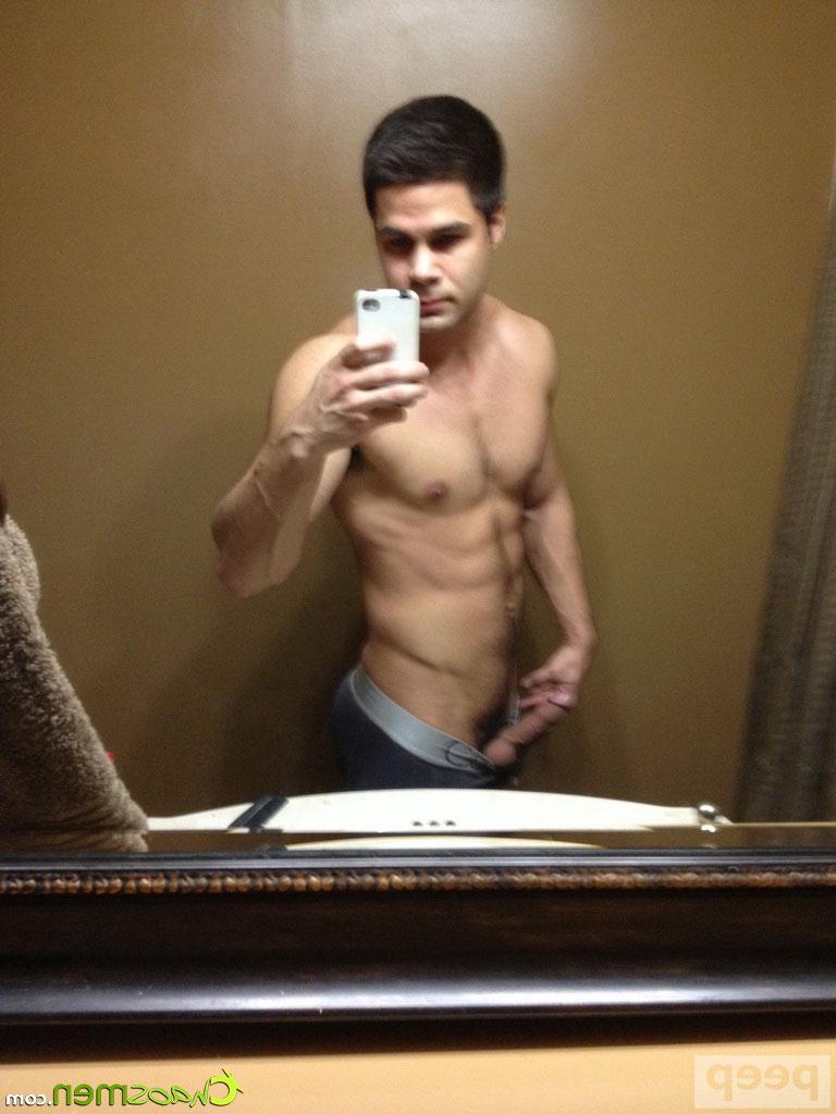 20P El dulce gay Cruz posa desnudo y se burla de sus músculos y su gran polla